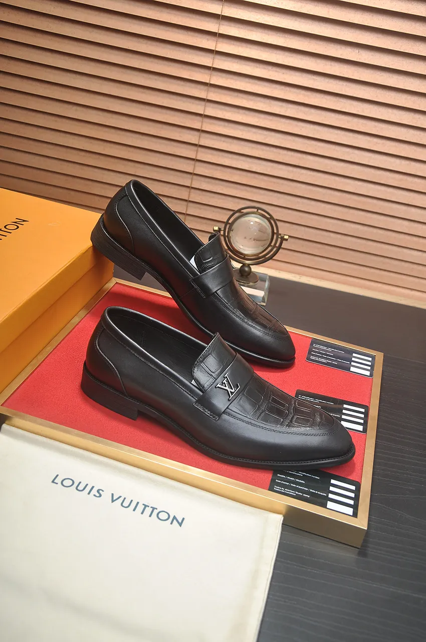 Men's men's shoes 💰540💶 [LV] (original single cowhide lining) 🍀LV's latest genuine leather business suit shoes are launched simultaneously on the official website. The first-layer cowhide imported from Italy is made of heavy gold, 💥official website 1:1 rubber outsole. Versatile to wear, high-end without losing class, and the color combination is extraordinary. This four-season style is alluring when worn on your feet, showing off your big-name flair. Standard code 38-45 (45 customized)